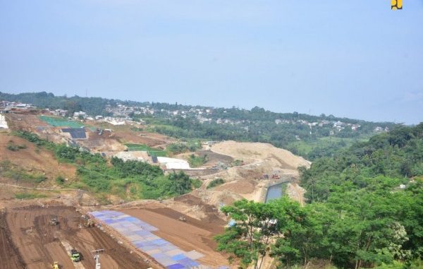 Balai Besar Wilayah Sungai (BBWS) Ciliwung-Cisadane tengah menyelesaikan pembangunan Bendungan Ciawi di Kabupaten Bogor. (Foto: Biro Komunikasi Publik Kementerian PUPR)