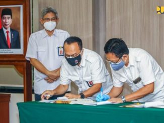 Plt. Direktur Jenderal Bina Konstruksi Trisasongko Widianto menandatangani Kontrak Payung Katalog Elektronik Sektoral Kementerian PUPR untuk komoditas jembatan rangka baja permanen di Jakarta. (Foto: BKP PUPR)