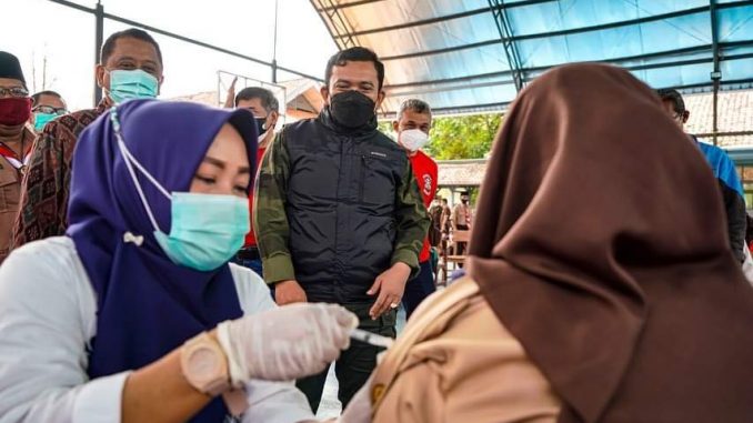 Kadisdik Jabar Dedi Supandi (rompi hitam) meninjau pelaksanaan vaksinasi siswa di SMAN 1 Pangandaran, Jalan Raya Babakan No. 129, Kabupaten Pangandaran, Sabtu (14/8/2021). (Foto: Disdik Jabar)