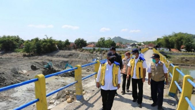 Menteri PUPR Basuki Hadimuljono meninjau pekerjaan rehabilitasi Bendung Cikeusik di Desa Legok Kecamatan Cidahu Kabupaten Kuningan, Selasa (31/8/2021). (Foto: BKP PUPR)