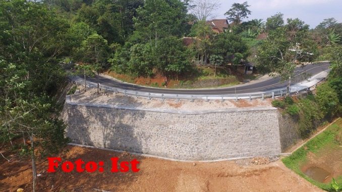 0510 bdg - Longsoran Pameungpek – Ciamis Ditangani Dengan Cepat 1.ok Tembok penahan tanah telah selesai dikerjakan dalam Paket Penanganan Longsoran Pameungpek-Bts.Kab Ciamis/Majalengka (Cageur)-Bts.Kota Ciamis tahun anggaran 2021 yang dikerjakan penyedia PT. Hantar Masa.