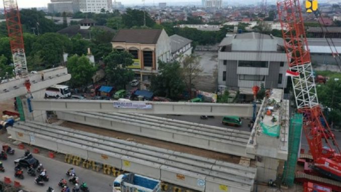 Tahapan pengangkatan balok beton (erection girder) pembangunan Flyover Kopo di Jalan Raya Soekarno-Hatta, Kota Bandung. (Foto: BKP PUPR)