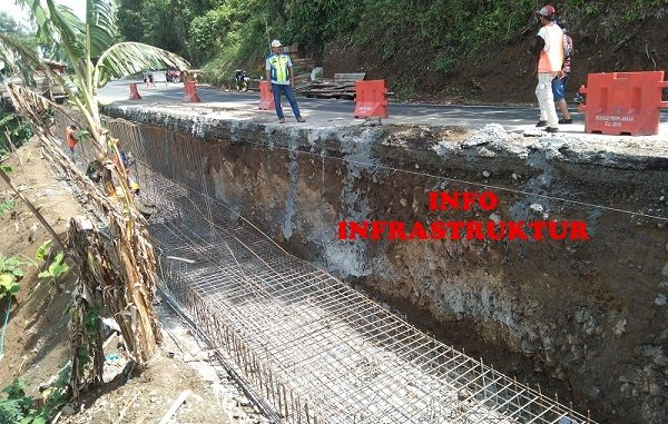 Penanganan longsoran di ruas Jalan CikembangTegalbuleud-Bts. Bandung/Cianjur masih dalam proses pengerjaan oleh penyedia jasa PT. Priangan Bangun Nusantara. (Foto: InfoInfrastruktur)