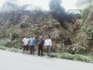 Pemerintahan Desa Ajijulu mendampingi Kepala Dinas Perkim Kabupaten Karo Paksa Tarigan saat meninjau lokasi tebing yang longsor di Desa Ajijulu. (Foto: Tekwasi)