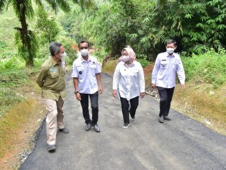 Bupati Bogor Ade Yasin meninjau kegiatan pembangunan infrastruktur desa melalui Program Satu Milyar Satu Desa (Samisade) di Kecamatan Cigudeg, Kabupaten Bogor. (Foto: Diskominfo Kabupaten Bogor)