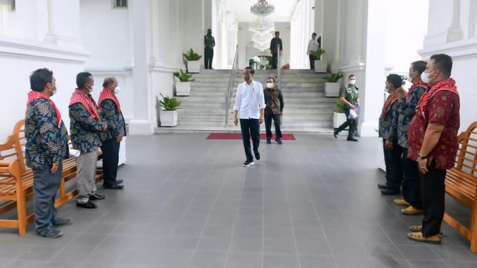 Presiden Jokowi didampingi Mensesneg Pratikno menerima enam perwakilan warga Liang Melas Datas, Kabupaten Karo, Provinsi Sumatera Utara di Istana Merdeka, Jakarta, pada Senin (06/12/2021). (Foto: BPMI Setpres/Laily Rachev)