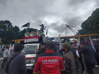 Ratusan massa LSM Pemuda dan mahasiswa menggelar aksi unjuk rasa di depan gerbang Kantor Balai Besar Pelaksanaan Jalan Nasional DKI Jakarta – Jawa Barat. (Foto: InfoInfrastruktur)