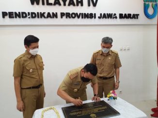 Kepala Dinas Pendidikan Provinsi Jawa Barat H Dedi Supandi menandatangani prasasti peresmian Kantor Cabang Dinas Wilayah IV di Jalan Kolonel KK Singawinata Nomor 57, Purwakarta. (Foto: Ist)
